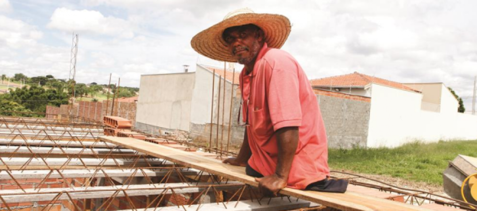Com as duas pernas amputadas, mestre de obras trabalha de sol a sol, em Araraquara
