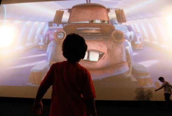 Primeira exibição de filme só para crianças com autismo emociona pais