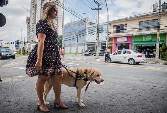 Mulher e seu cão guia: barrados no táxi