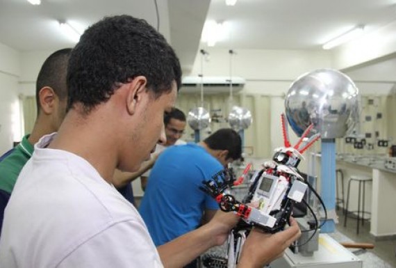 Estudantes amazonenses idealizam projeto que auxilia mobilidade de pessoas com deficiência visual