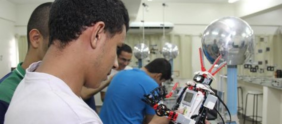 Estudantes amazonenses idealizam projeto que auxilia mobilidade de pessoas com deficiência visual