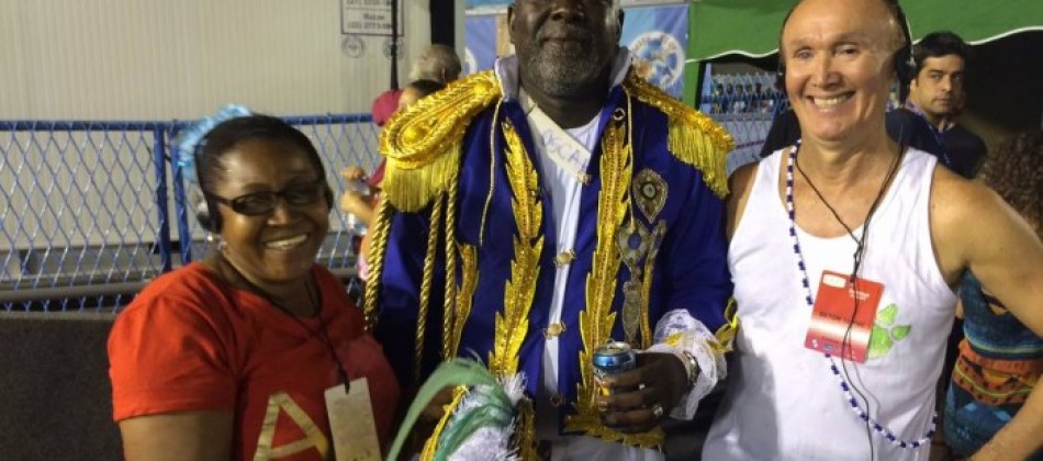 Deficientes visuais ouvem descrição dos desfiles para participar da folia