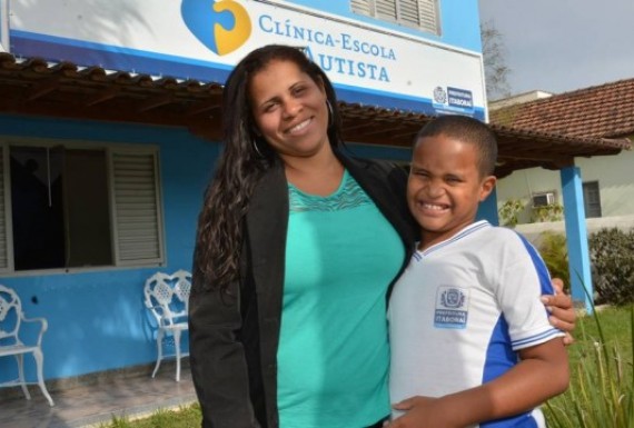 Professora com autismo realiza trabalhos na primeira clínica-escola do Brasil
