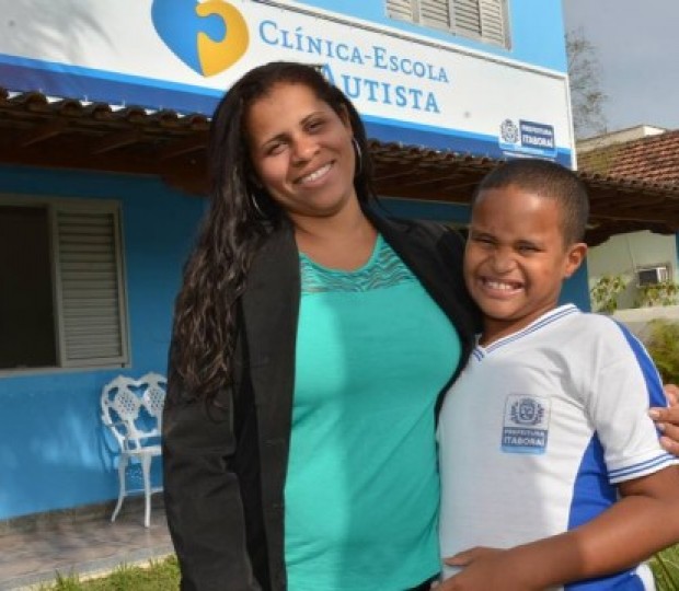 Professora com autismo realiza trabalhos na primeira clínica-escola do Brasil