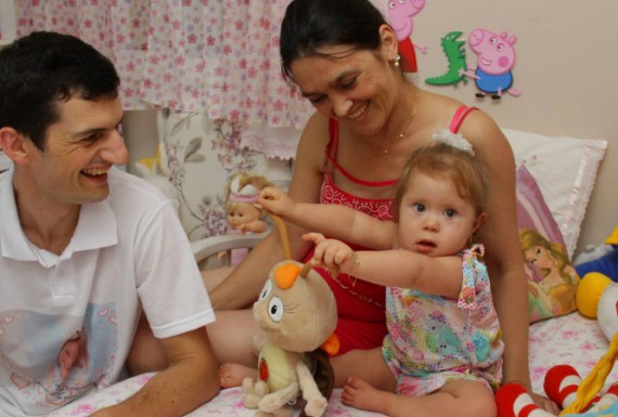 Casal que adotou bebê com síndrome de down garante que ela é a alegria da casa