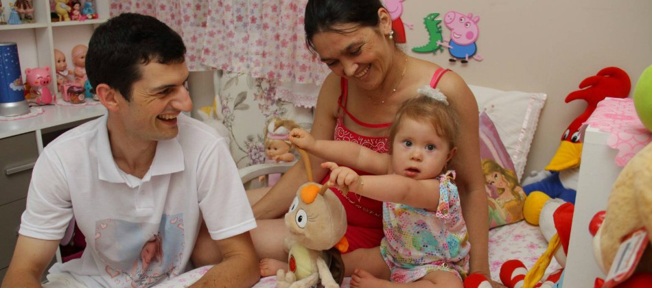 Casal que adotou bebê com síndrome de down garante que ela é a alegria da casa