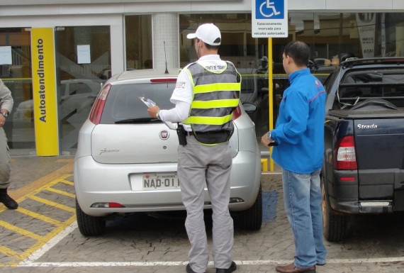 Estacionar em vagas para pessoas com deficiência passará a ser infração grave