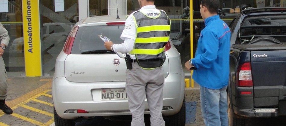 Estacionar em vagas para pessoas com deficiência passará a ser infração grave