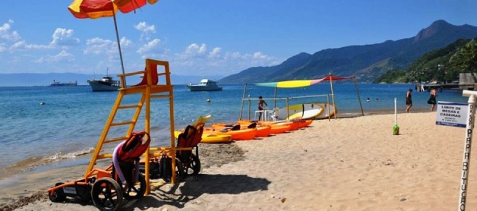 Ilhabela disponibiliza 14 cadeiras anfíbias para banhistas com deficiência ou mobilidade reduzida