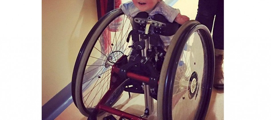 Bebê supera a meningite e ganha cadeira de rodas adaptada