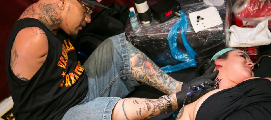 Homem sem os braços supera condição e trabalha como tatuador